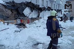 В Татарстане козырек магазина рухнул на людей